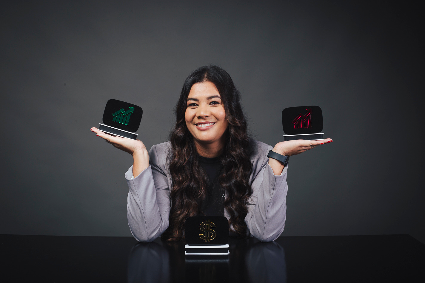Trader segurando dois tablets com gráficos de mercado verde e vermelho